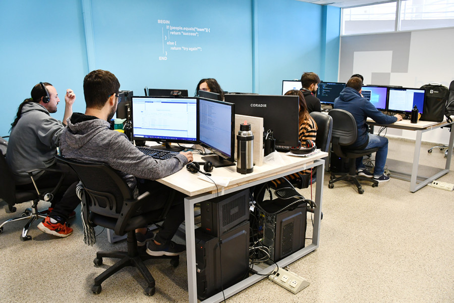 Equipo de desarrollo de NODO Informática trabajando